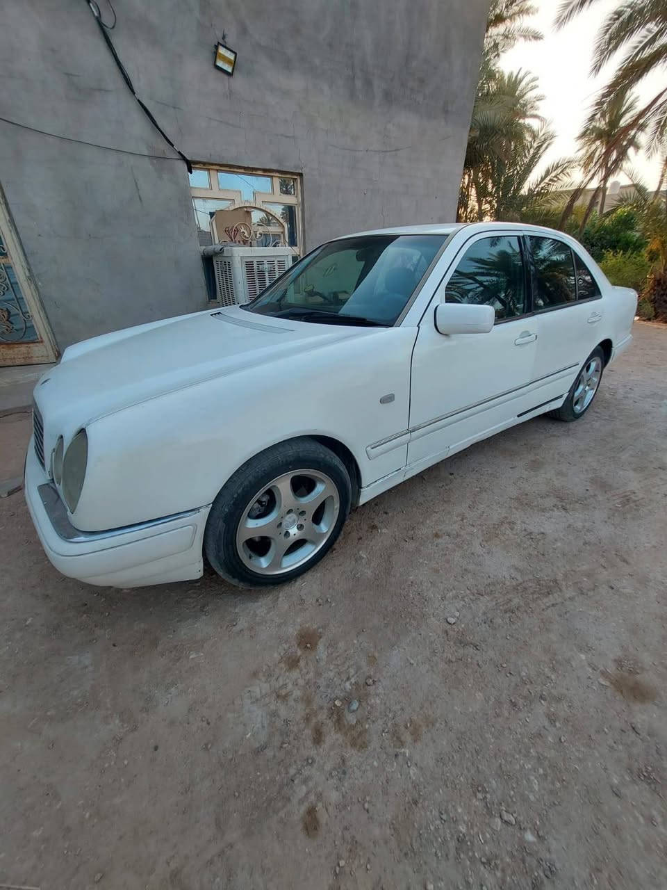 مرسدس ام عيون
على وضع الشركة 
بصمة تشغيل
موديل 1997 ابيض رقم اربيل  سعرها ٦٠ ورقة ***********
محرك 4 سلندر خراطيم اقتصادي
صبغ حزام مكفوله من ضربه قويه بيه شخط بالباب الخلفي السايق
تبريد امامي خلفي + ثلاجه 
منظومة زنون
