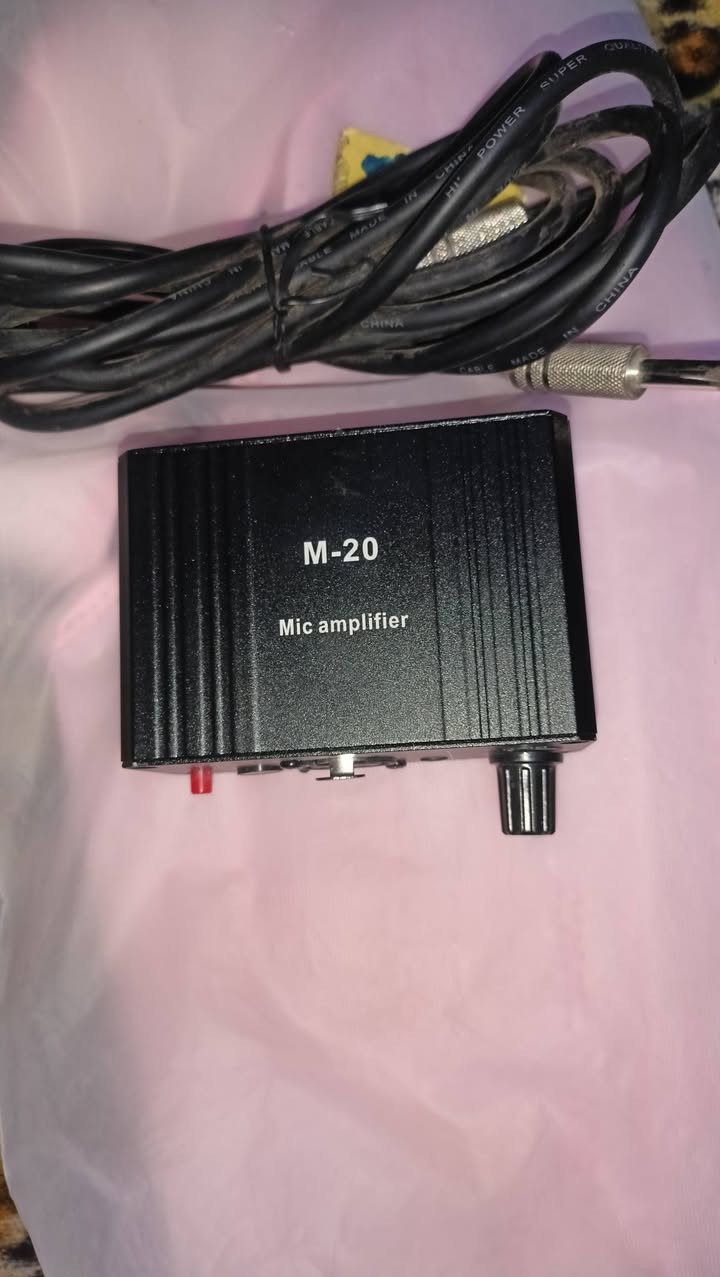 السلام عليكم
للبيع  مضخم ميكروفون محمول (Mic Preamp / Booster) طراز M-20 بغلاف معدني أسود مع كابل توصيل ومقبض تحكم.نظرة عامة على الجهاز (M-20 Mic Amplifier)الوظيفة: تعزيز إشارة الصوت للميكروفونات وتقليل الضوضاء.التوافق: يعمل غالباً مع الميكروفونات الديناميكية والمكثفة (Condenser/Dynamic).الطاقة: غالباً يدعم طاقة فانتوم (48V Phantom Power) أو شحن داخلي ببطارية مدمجة (حوالي 800 مللي أمبير في فئات مشابهة).المداخل/المخارج: منافذ صوت متعددة (غالباً XLR أو 3.5 مم أو 6.35 مم حسب الإصدار الفرعي).الاستخدام الأساسي

السعر 25 الف 
مكاني بغداد العامرية 
رقم الهاتف ***********
