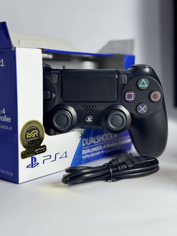 يد تحكم لاسلكية PS4 DualShock 4

استمتع بتجربة لعب مريحة ودقيقة مع يد تحكم DualShock 4 المتوافقة مع جهاز PlayStation 4. تتميز بتصميم مريح، أزرار استجابة سريعة، وعصاتي تحكم تناظريتين تمنحان تحكماً سلساً أثناء اللعب.

المميزات:

اتصال لاسلكي عبر البلوتوث.
لوحة لمس (Touch Pad) مدمجة.
أزرار SHARE و OPTIONS.
مكبر صوت مدمج.
بطارية قابلة لإعادة الشحن.
منفذ Micro USB للشحن.
تصميم مريح للاستخدام لفترات طويلة.
متوافقة مع أجهزة PS4 وبعض أجهزة الكمبيوتر.

محتويات العلبة:

يد تحكم لاسلكية DualShock 4.
كيبل شحن USB.
علبة المنتج.
السعر : 26 توصيل مجاني 
الطلب والحجز : ***********
 او على ماسنجر
