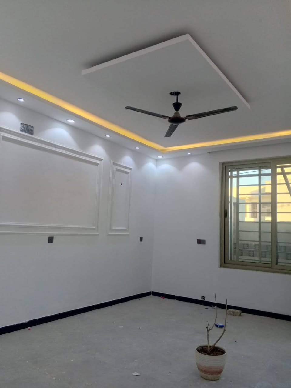 سلام وعليكم
دار للبيع مساحه 133متر نضيف جداً 
طابقين استقبال+مطبخ+صاله معيشه كبيره2
غرف نوم 4
بغداد الدوره البوعيثه 
مجمع سلطان الثاني مجمع كامل الخدمات شارع عرضه 15
للاستفسار ***********
