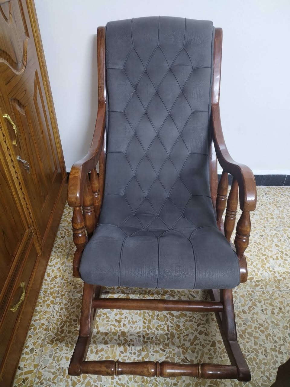 السلام عليكم اغراض نظيفه جدا للبيع المكان السريدات قرب سيطرة الشعب القديمه للأستفسار واتساب ***********
