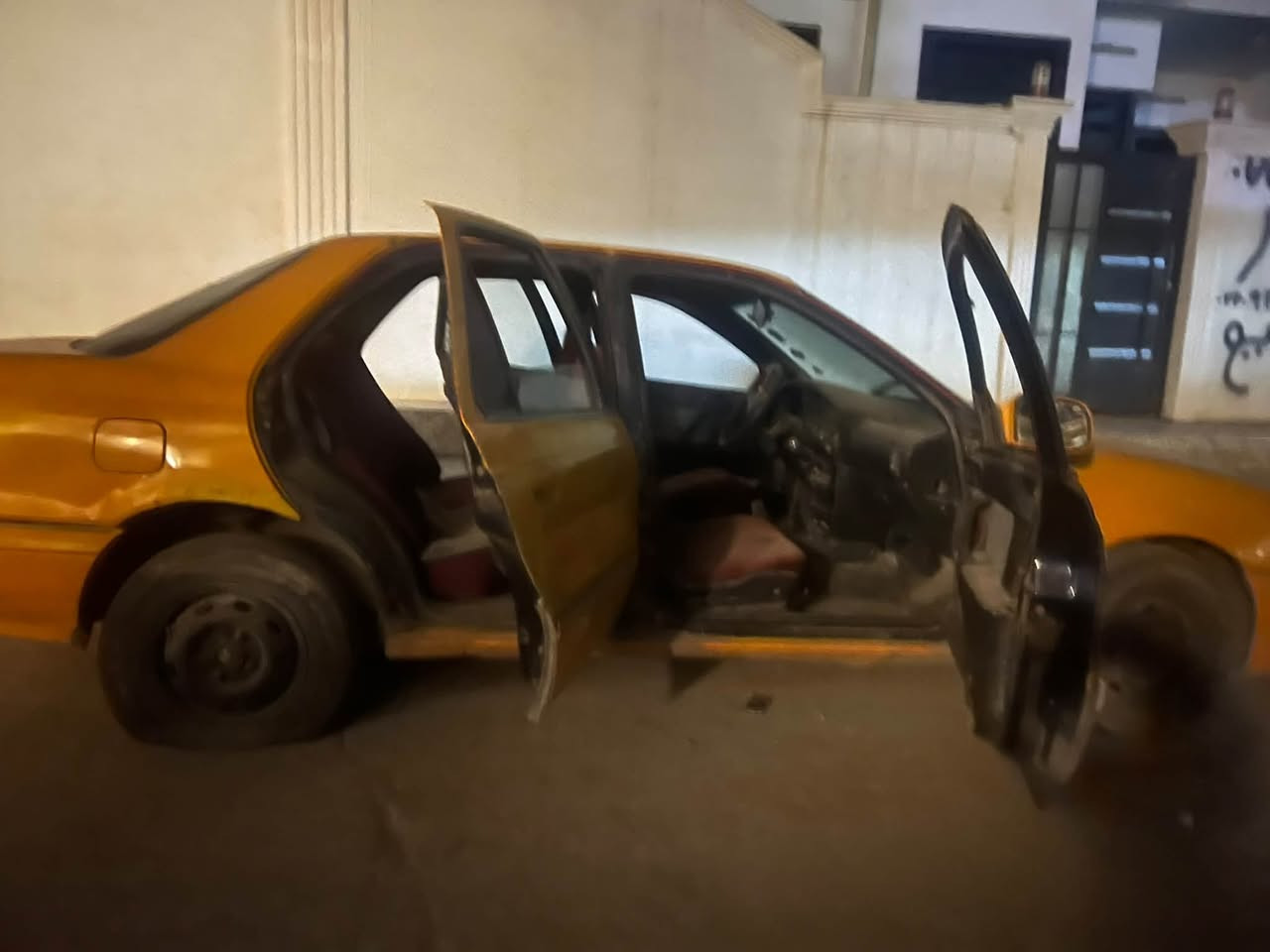 سلام عليكم سياره للبيع رقمها كركوك محركها كايم النترا دمعه موديل 95 بيها دفتر بانزين شرط الوكاله السعر 15 ورقه وبيها مجال قليل 
الاستفسار الاتصال ع رقم   ***********
