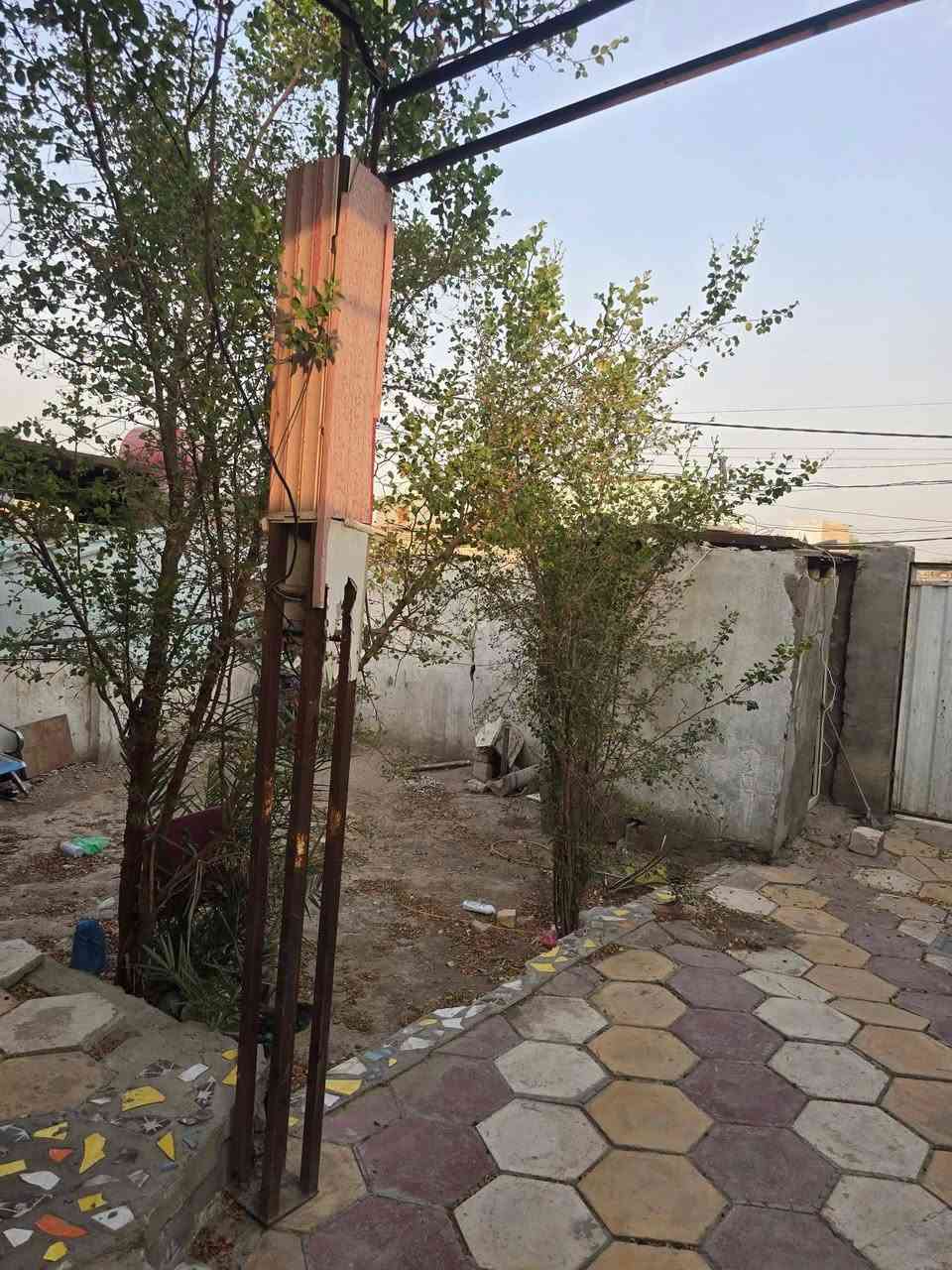 بيت لبيع بشارع المطار الجديد بشارع الحوزه المساحه ٢٣٠متر يحتوي على غرف٢ وصاله ومطبخ وستقبال ومكشوفه وصحيات وطارمه وحديقه كونكريت مسلح البناء بلوك  السعر ٣٩ وبي مجال للستفسار ***********
