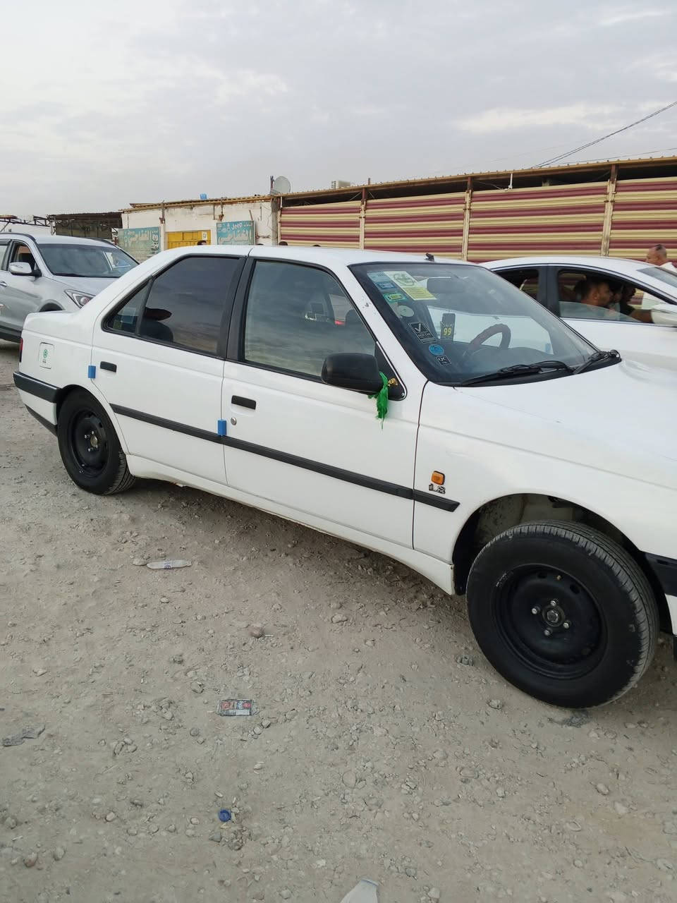 السلام عليكم بيجو 405موديل 12كفاله عامه سياره جديده تبريد ثلج تخم تاير حدايه جديده رقم قادسيه
 تحويل ثاني يوم سنويه ل 28 السعر 38وبيه مجال قليل 
مكان السياره الديوانيه 
تصال عله الرقم ***********
