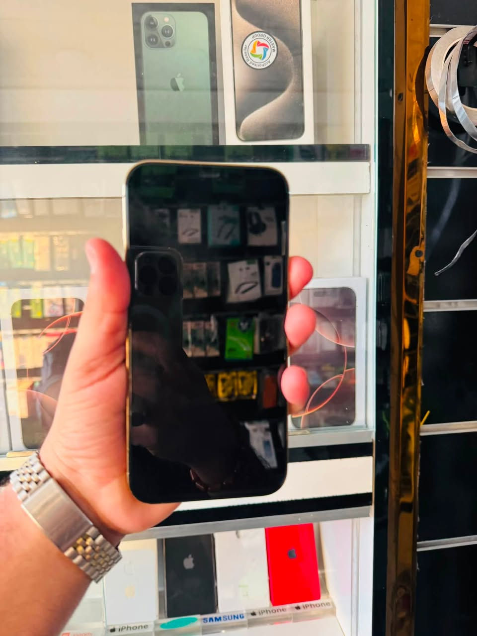 السلام عليكم 🫡
للبيع iPhone 13 pro max 
ذاكرا 256 
بطاريه 100% مبدله اصليه 
نموذج M 
نضافه 90% لون ذهبي 
الجهاز كله شغال فقط مبدل شاشه نوعيه زينه لا شكل ولا شمر فيس ايدي شغال كله شغال صوت اتصال كامرات مابيه خلل السعر قفل ٢٩٠ الف من الاخير مكاني بغداد مدينه الصدر رقمي ***********
