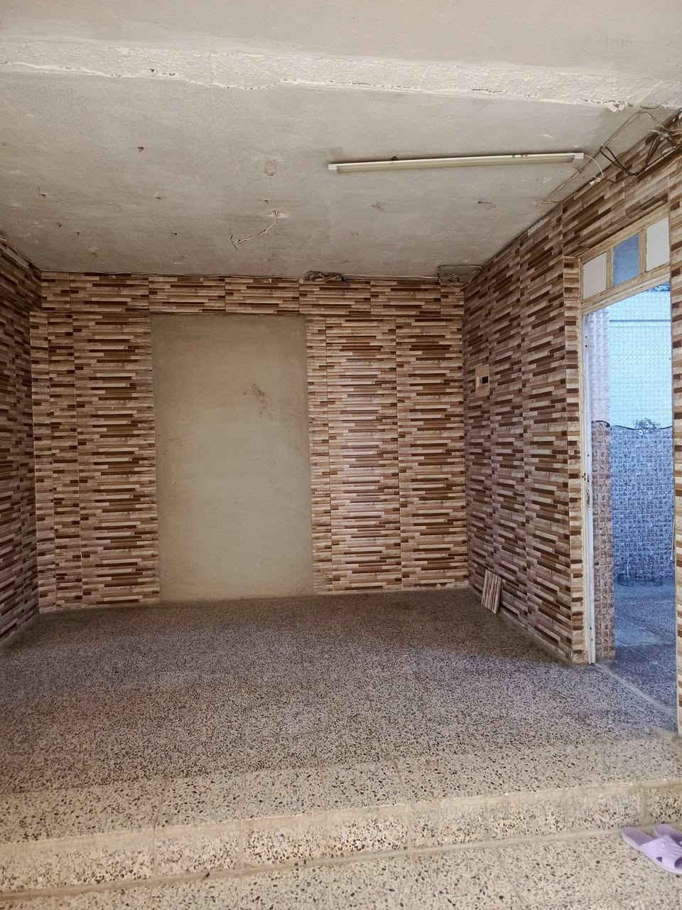 دار للأيجار مساحة 200متر في موصل جديده ثلاث غرف نوم وهول ومطبخ وصحيات وكراج سياره كاشي وسيراميك وسقوف ثانوية مكتب دار الأمين للعقار *********** ***********

