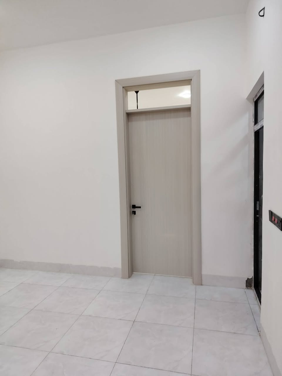 *********** 
دار للبيع في خانقين داره كوناره اراضي حازم شكرجي المساحه ١٢٠ متر طابقين فول مواصفات مامسكون يتكون من استقبال وصاله كبيره وغرفه نوم حمامات منوار مطبخ حار وبارد طابق الثاني نوم كبير صاله حمامات السعر ٦٦ بي مجال بسيط

