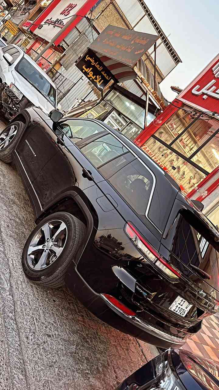 🚙 للبيع | Jeep Grand Cherokee 4xe Limited Plug-in Hybrid موديل 2023 🚙

فرصة مميزة لاقتناء واحدة من أفخم وأقوى سيارات الـSUV الهجينة.

✅ الموديل: 2023

✅ الفئة: 4xe Limited (Plug-in Hybrid)

✅ اللون: اسود

✅ التسجيل: بغداد

✅ الموقع: نجف

✅ الملكية: السيارة باسمي شخصياً

✅ الحالة: حادث خفيف كلش حافة الجاملغ والبنيد  في هيكل السيارة، والسيارة بحالة ممتازة.

أبرز المواصفات:

🔹 محرك 2.0 لتر تيربو مع نظام Plug-in Hybrid بقوة إجمالية 375 حصان.

🔹 ناقل حركة أوتوماتيكي 8 سرعات.

🔹 نظام دفع رباعي Quadra-Trac II.

🔹 إمكانية القيادة الكهربائية لتوفير الوقود.

🔹 شاشة لمس 10.1 بوصة تدعم Apple CarPlay وAndroid Auto لاسلكياً.

🔹 شاشة عدادات رقمية.

🔹 مقاعد جلد كهربائية مع تدفئة للمقاعد الأمامية.

🔹 مقود مدفأ متعدد الوظائف.

🔹 تشغيل بصمة (Keyless Entry & Push Start).

🔹 كاميرا خلفية مع حساسات أمامية وخلفية.

🔹 مثبت سرعة ذكي مع أنظمة أمان متقدمة.

🔹 نظام المحافظة على المسار، والتحذير من الاصطدام، ومراقبة النقطة العمياء.

🔹 مكيف أوتوماتيكي ثنائي المناطق.

🔹 مصابيح LED أمامية وخلفية.

🔹 مغلفه ppf بلكامل 

🚗 سيارة تجمع بين الفخامة، الأداء القوي، والاقتصاد في استهلاك الوقود، ومناسبة للاستخدام اليومي والسفر.

السعر 31 النجف, العراق
