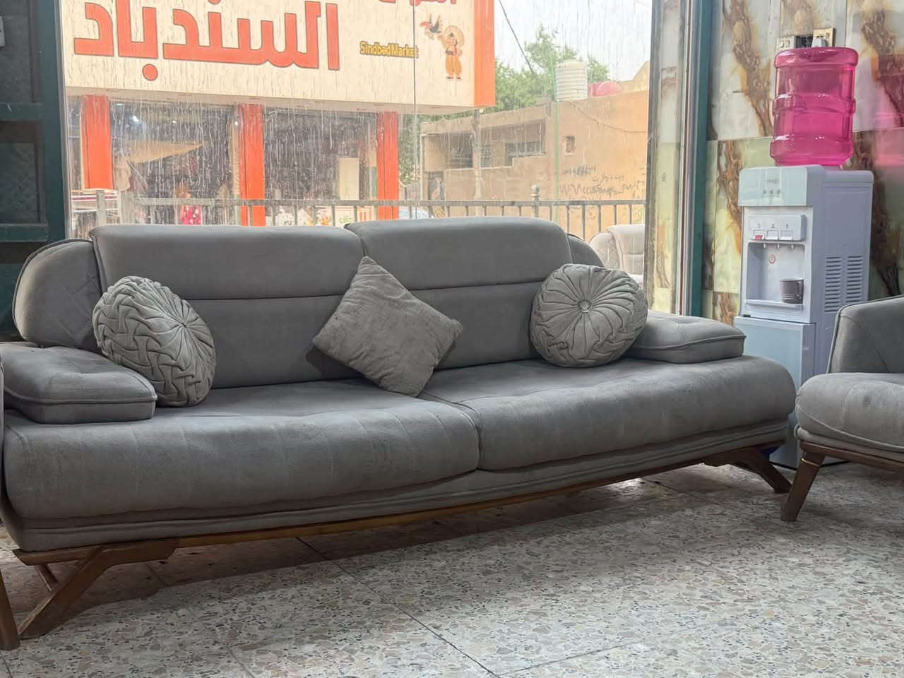 السلام عليكم
تخم تركي جديد مابي اي ضرر ينفتح سرير واليدات الصفح هم ينفتحن يعني يتكبر ويتصغر سعره 550 الف
