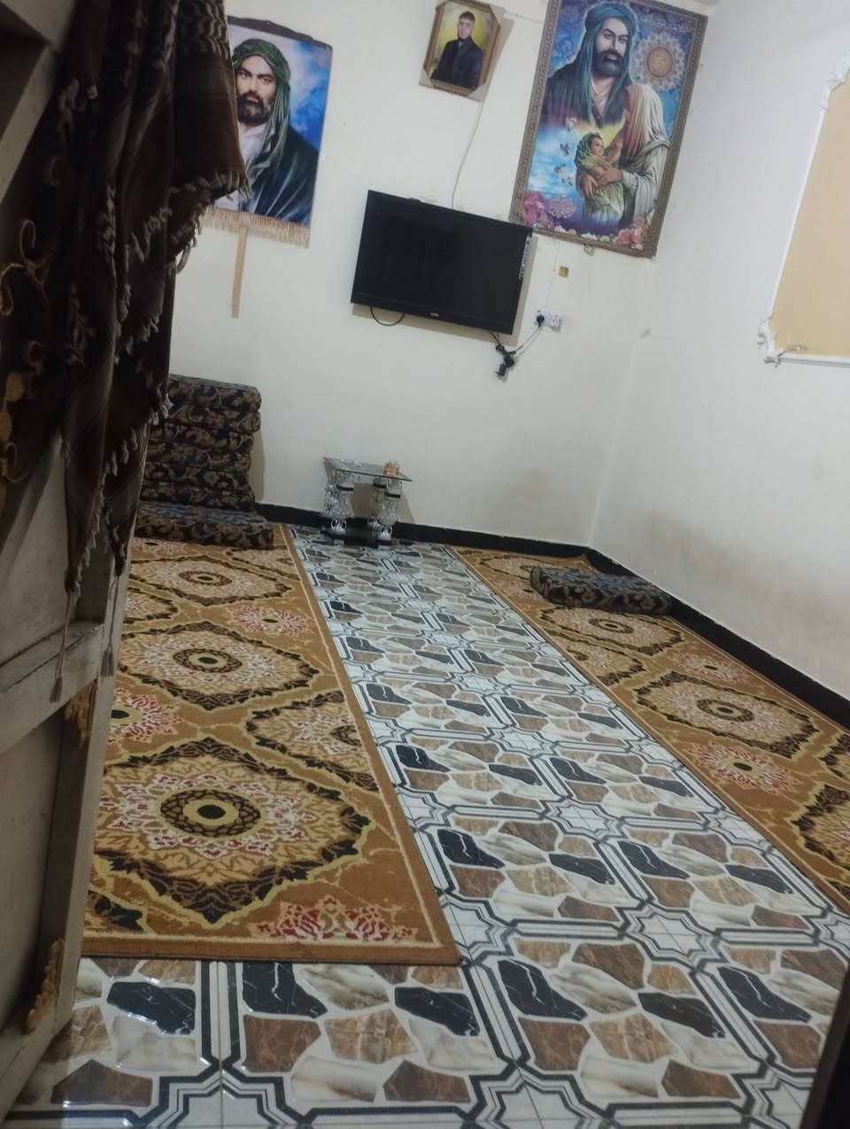 سلام عليكم بيت خلفي لبيع مساحه 100 طابقين طابق اول  يتوفر من ديوانيه صاله غرفه مطبخ منور صحيات درج بره طابق ثاني غرفتين صالحه مطبخ صحيات بنيان جديد دربونه متره ونص مكان ناصرية حي اور ثانيه شارع سبيس قرب مدرسه جماهير ع ساحه بيت حديقه بره ***********
او ***********
