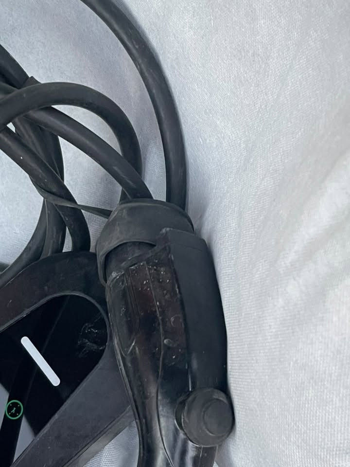 شاحنه   بي وايدي اصليه
ايرث منهه وبيهه. شحن سريع  ستعمال قليل 

شغل 18 أمبير او اقل. انته تتحكم بيهه شكم امبير ✅ 

سعر 150  عنوان بغداد ***********شراي يتصل
