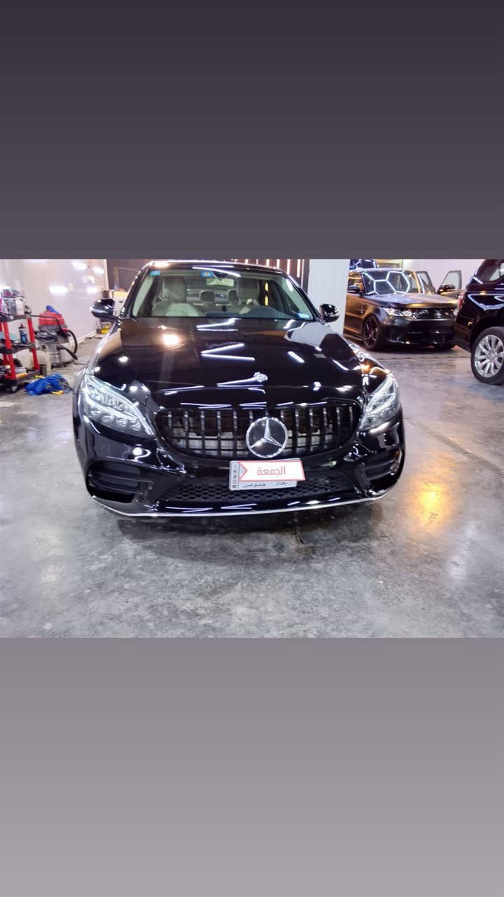 السلام عليكم
مارسيدس للبيع c300 موديل 2019 
سيارة حادث بيها بداية البنيد وبداية الجاملغات الامامية حادث امريكي فقط 
بدون لا شواصي ولا افخاذ شرط 
فتحة سقف 
شاشة كبيرة 
داخل عسلي وبيجي 
تدفئة كشنات وباقي المواصفات المعروفة 
رقم بغداد تحويل ثاني يوم 
موجودة كربلاء 
السعر شدتين وخمس اوراق 20500$ 
رقم الموبايل ***********
***********
ماشية 98 ميل 
السيارة ما ناقصها شي وسيرفس كامل
