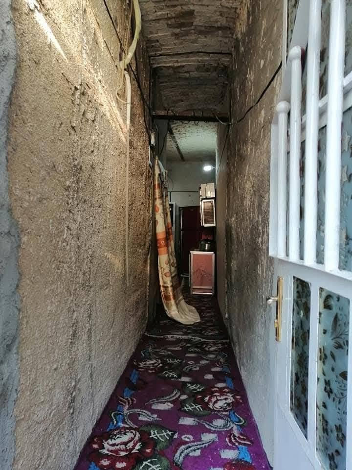السلام عليكم هذه بالبيت البيع العشوائي بالبيت نضيف مساحته 100 متر باب شارع حوش تواليت حمام خارجي حاولي ستقبال مطبخ الغرفه النوم درج داخل  الغرفه النوم فوك بعده بس مسيجه سطح ستاره  سعره 35 مليون بي مجال  مكاني بالشعب بحي البساتين شارع تكاتك مو اول فرع مو ثاني فرع ثالث فرع مقابيل فران صمون ابو محمد الدراجي مقابيله فرع بيت عكاده كهرباء دفن شارع مقرنص كلشي يمك متوفر سوك قريب عليك كلشي يمك ثنين سواقات جمله يمك فران صمون مقابيل شارع الماء ارو يمك كلشي يمك متوفر سوك قريب عليك تريد تفضل خاص هذه رقمي بي واتساب ***********

