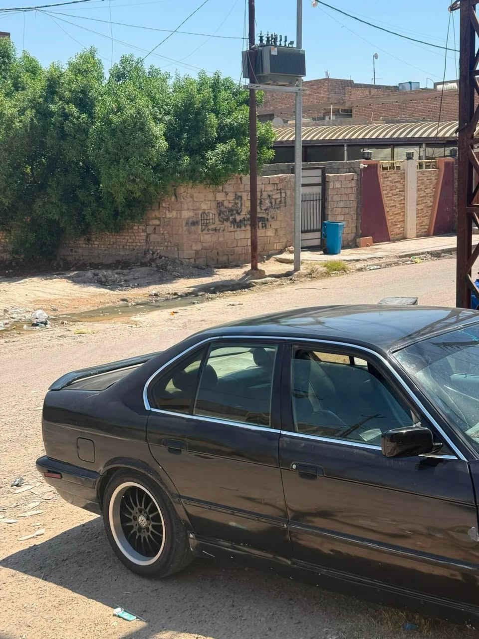 525 مفتوح موديل ١٩٩١ 
بيها ضربه واضحه ب الصور 
تبريد شغال 
رقم ديالى 
باقي التفاصيل تواصل ويا    ***********

ب الف ونص ابيع
