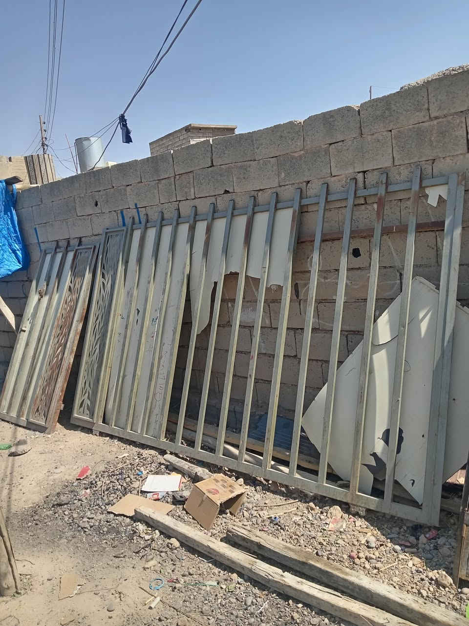 سلام عليكم باب حوش الطول 5متار بس يريد تغيير كفر وصبغ جديد مكان العلم السعر 375 وبي مجل قليل هاتف ***********
