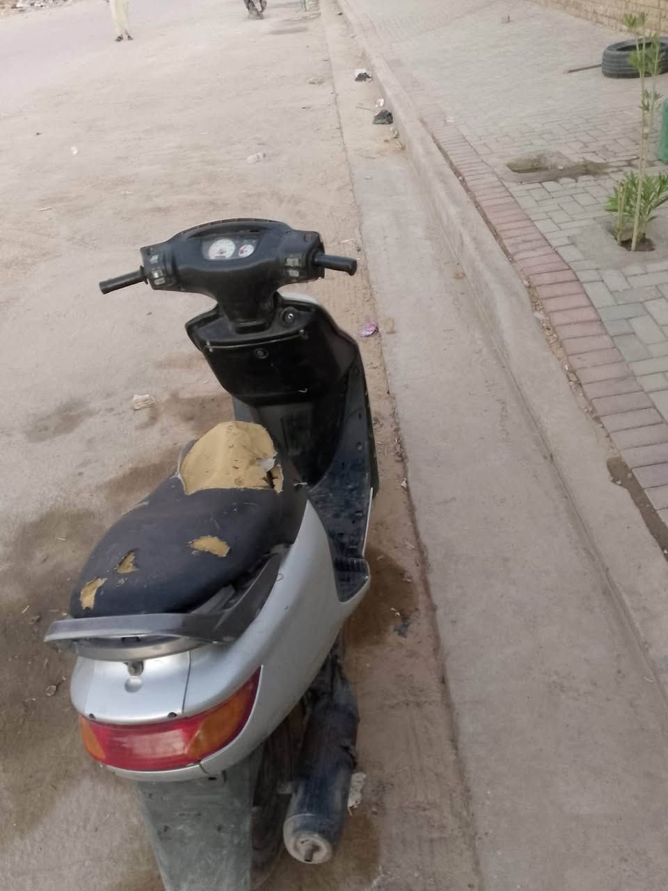 دراجه فراشه للبيع مفتوحه مره وحده تايرات جدد كهربائيات شغاله شلعه ومعدل السعر ٣٠٠ وبيها مجال المكان الديوانيه شارع الاسكان الرقم ***********
