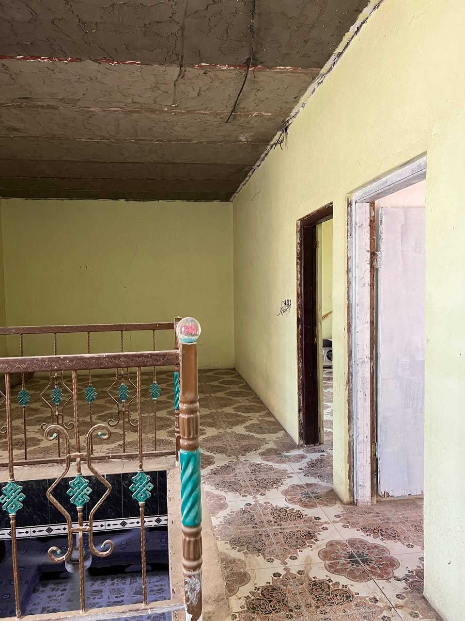 السلام عليكم بيت 250متر طابقين بعلوة الفحل شارع القاعه ***********
