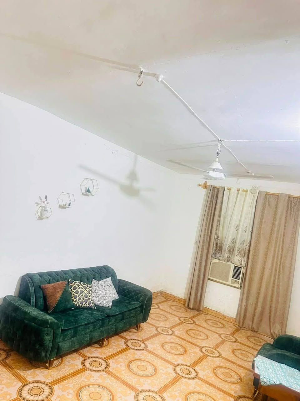 مستعجل بيت للبيع بحي الحكيم نزلت بني تميم قريب عالمدرسه /200 متر  عكاده يحتوي على غرفتين نوم وهول واستقبال ومطبخ كبير وتواليت خارجي وداخلي للاستفسار الاتصال /***********
بالرقم/ السعر 33 مليون وبي مجال
