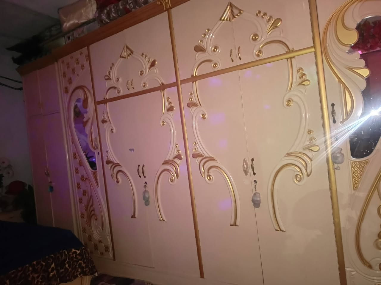 السلام عليكم غرفه للبيع استخدام قليل كلشي مابيه الله شاهد بس لان المكان ضيك اريد ابيعه سعره مليون و600وبيه مجال مكان ميسان الكحلاء قرب مركز الأطفال الشراي يتصل ***********
