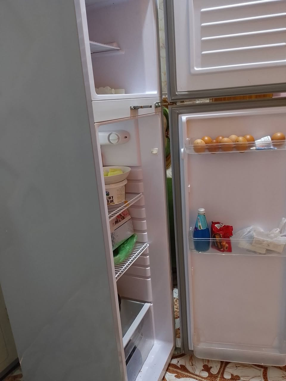 ثلاجه وسط نضيف جدا للبيع الكوت الشهداء الاتصال على رقم ٣٥٠ تستاهل اليشتريه ***********
