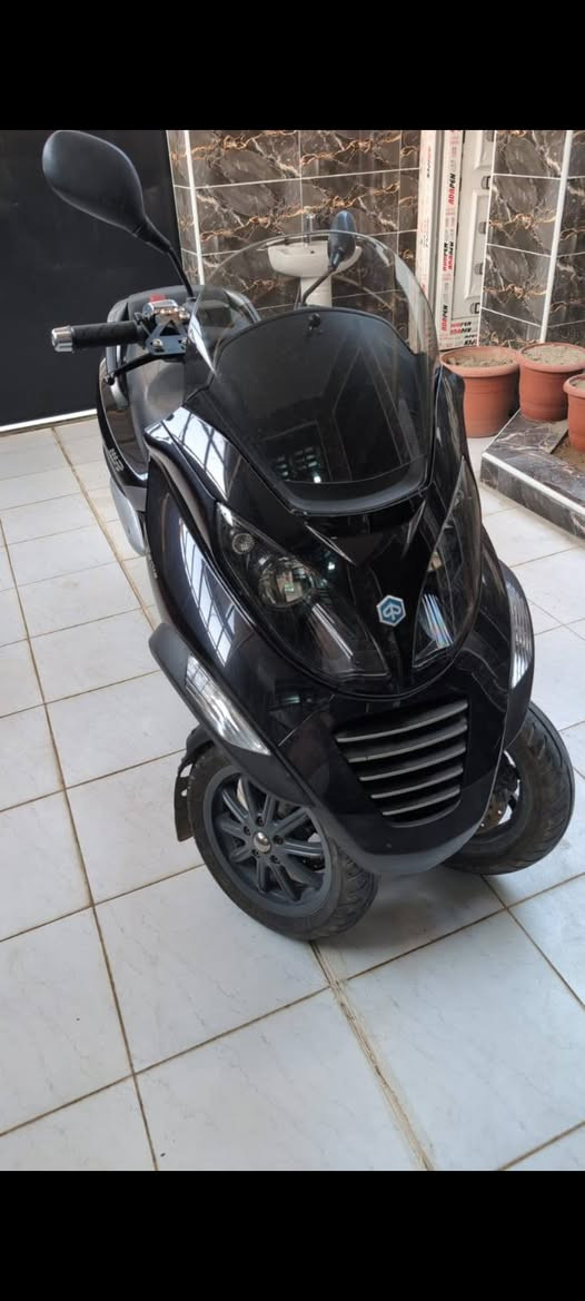 دراجة للبيع  250cc Piaggio Mp3 ماركة عالمية 20 حصان أنجكشن تبريد ماء   المنشاء أيطاليا المديل 2010  الدراجة نظيفة جدا  مال بيت المواد المصنعة متينة جدا وتطول لسنين عدة  أقتصادية بلبانزين كل 3 لتر 100 كم تقريبا ثلاث عجلات ثبات عالي جدا حتى أثناء المطر  ثبات عند التوقف الحر ASR و ABS مانع الأنزلاق تدفئة في قبظات الستيرن عند القيادة شتائا وفي الأماكن الباردة مريح في السفر  يصلح للسفر لمسافان طويلة جدا دسك أمامي مزدوج دسك خلفي جنطة كبيرة تسع لخوذتين  السعر 35 ورقة بيهة مجال للأستفسار هاتف و واتساب ***********
