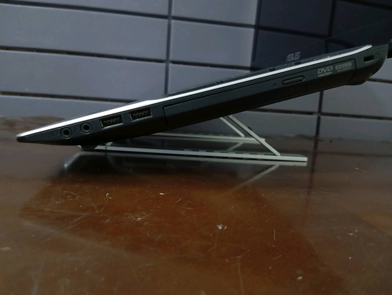 لابتوبASUS K53سطحها اللمنيوم بارد
الهارد:128SSD سريع

الشاشة:حجم15٫6 60هرتز

الرام:8G

المعالج:انتل Ci5الجيل الثاني

كرت الشاشة:منفصل انفيديا 2Gو مدمج610

الملحقات:شاحن85vسريع و هدية(ماوس لاسلكي+باد ماوس) وتحتوي اللابتوب على DVDاقراص

السعر 200الف (للتواصل ***********على الماسنجر والواتساب والتلكرام)