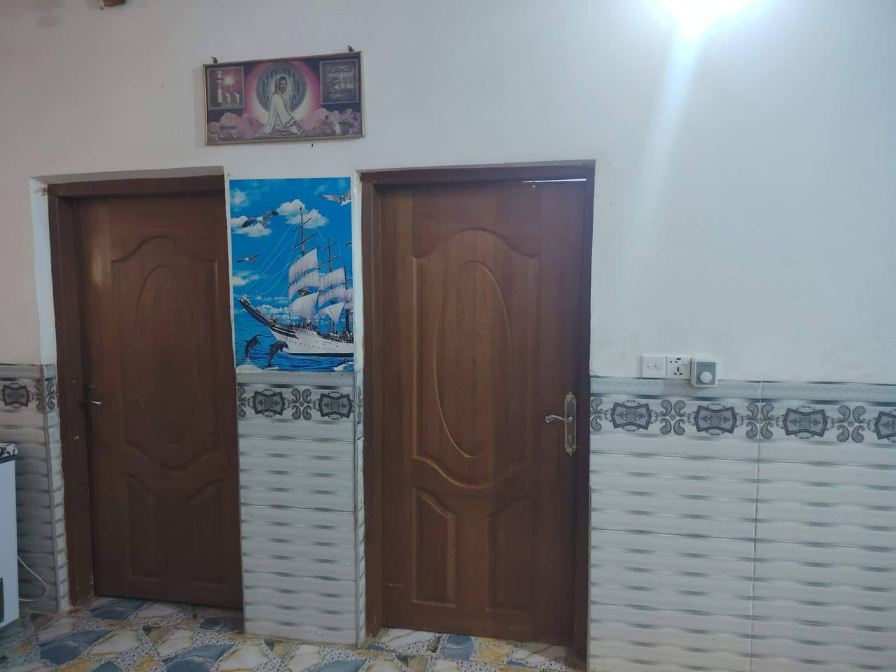 للبيع
دار سكن 
مساحه ٣٠٠ متر 
منفصل عل ١٥٠ متر

١
حي الحسين  ع الاول 
قرب االمركز الصحي 
١٥٠ متر 
يتكون 
غرفتين 
صاله 
مطبخ 
+
غرفه طابق ثاني
صحيات داخليه 
صحيات خارجيه 
+
ملحق ١٥٠ متر 
يتكون 
غرفتين 
صاله 
مطبخ 
+
غرفه طابق ثاني
صحيات داخليه 
صحيات خارجيه 
استقبال
مشترك
متوفر كافه الخدمات 
للاستفسار مراجعة مكتب السنيه للعقار 
قرب جامع السنيه الكبير
***********
