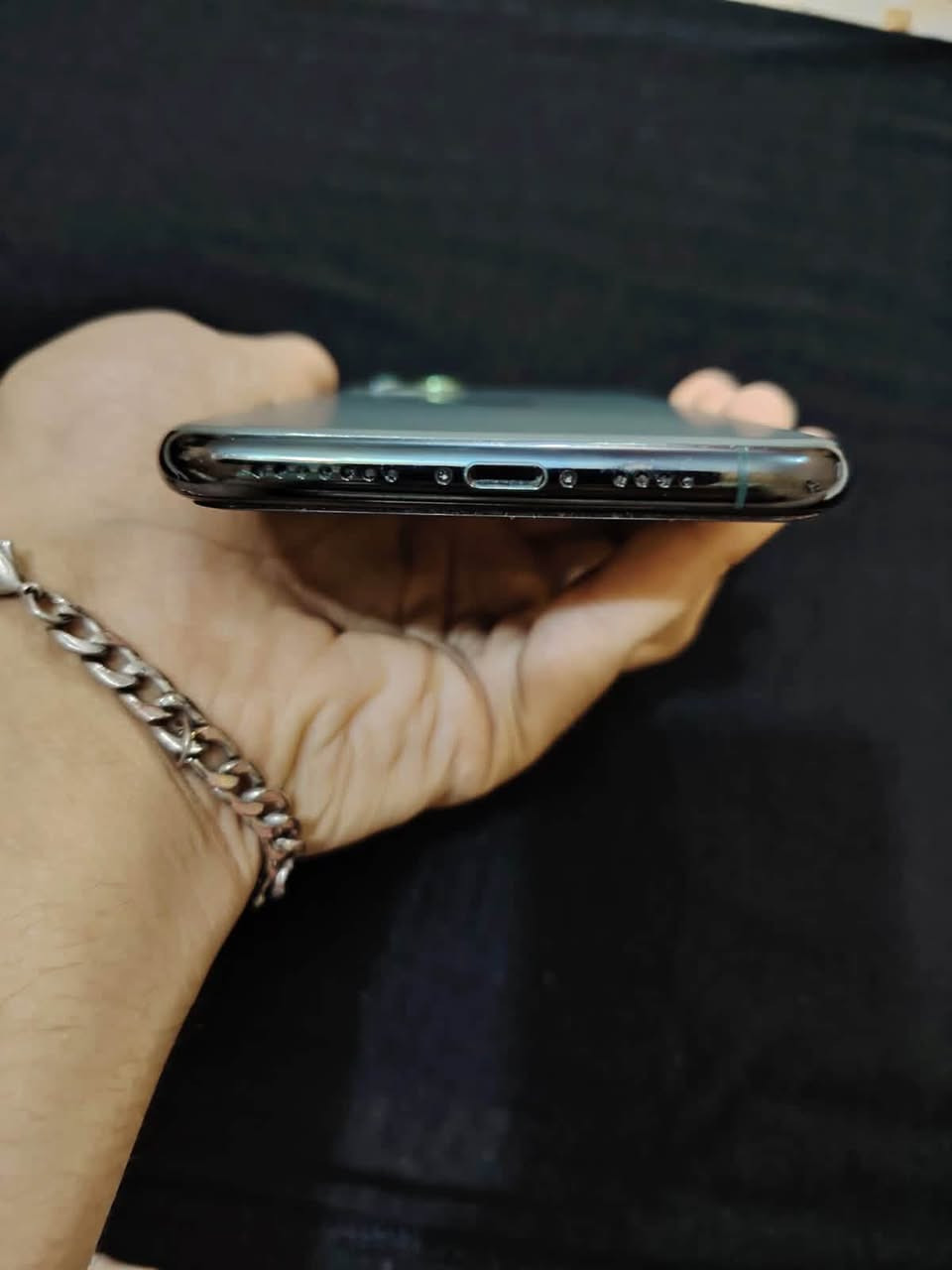 السلام عليكم ايفون ١١برو ماكس
جهاز نضيف مبدل فقط بطاريه اصليه 
ومنفذ شحن اصلي عنواني بغداد 
الرقم ***********
