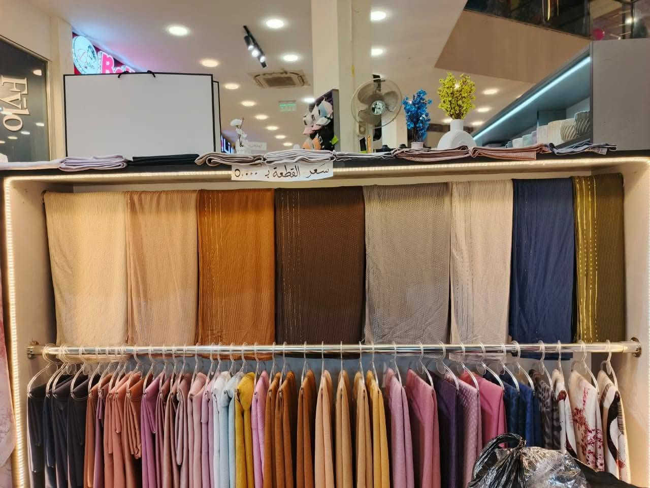 ديكور خشب نوع NDF  للبيع + البظاعة اللي بداخله + موجهات بلاجكتور لون ابيض ثلجي 
العنوان حي الزهراء
الرقم ***********
