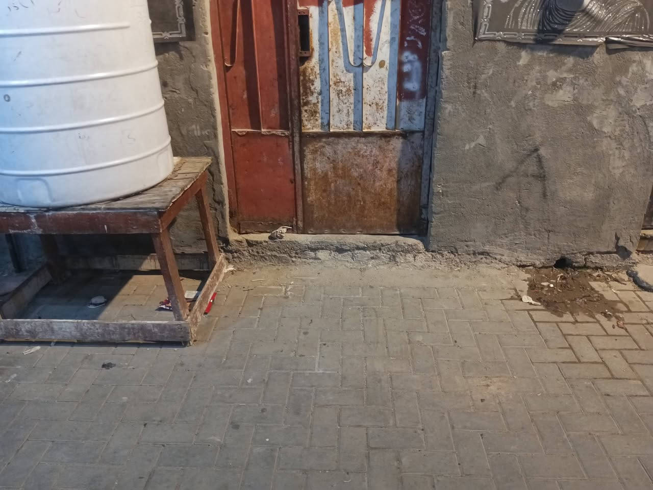 السلام عليكم 
بيت للايجار مئة متر
يتكون من غرفتين وديوانيه بابهه ع الشارع والهه باب داخل البيت ومطبخ وصحيات وهول وطرمه بس الغرفتين يخرن بالمطر بس يتعالجن 
العنوان الحيانية المدينه قرب مركز شرطة الفراهيدي قرب سوق المدينة ثاني بيت عن الشارع 
اجارة 300 للاستفسار *********** وات ساب فقط
