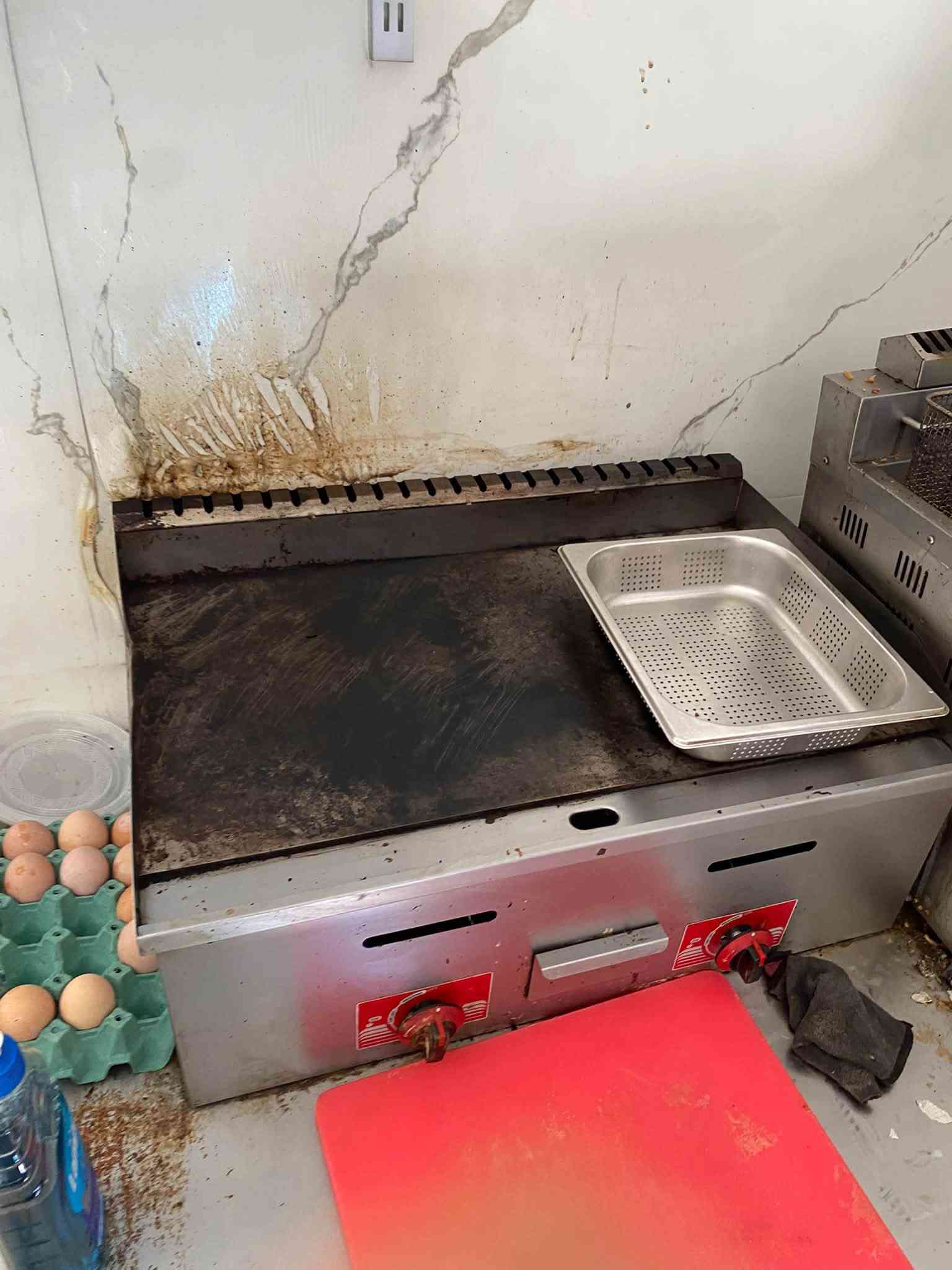 مطعم شغال في الشورجه خلف الضمان وبأقرب منرالكناني والسوق العربي والشارع الجمهوري وسوق التكيه وسوق الألعاب وسوق البلاستك وسوق تجهيز المطعم وشارع البهارات موقع ستراتيجي المطعم شرفي وغربي المطعم شغال سبب البيع لعدم التفرغ *********** 
وبي وتساب
