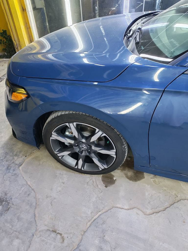 للبيع: هوندا سيفيك سبورت تورينج هايبرد 2025 (أزرق بحري داخلي جلد أسود - صبغ وكالة) 🚘لعشاق الفخامة والرياضية والاقتصاد التام في الوقود! معروض للبيع سيارة Honda Civic Sport Touring Hybrid موديل 2025 بحالة الوكالة وبمسافة مقطوعة شبه معدومة.

🔹 تفاصيل السيارة الحيوية : الموديل: 2025
الفئة: Sport Touring Hybrid (أعلى وأفخم فئة بالشركة).
اللون الخارجي: أزرق بحري مميز جداً ولماع.
اللون الداخلي: مقاعد جلد باللون الأسود الفاخر (بحالة الزيرو).
المسافة المقطوعة (الماشية): 3000 ميل فقط.
الصبغ والبودي: بدون صبغ نهائياً (صبغ وكالة بالكامل).
تقرير الحادث والضرر: وارد أمريكي (الضرر بدون صبغ)، وتم استبدال أيرباك الستيرن وأيرباك البردة فقط بقطع أصلية جديدة من الوكالة (السيستم كامل شغال وجاهز بشرط الفحص).
المحرك: منظومة هجينة (هايبرد) بقوة 200 حصان، عزم قوي جداً، وتوفير خارق للوقود.
✨ أبرز المواصفات والتجهيزات (فول كامل):شاشة وسطية مقاس 9 بوصة تدعم نظام Google Built-in وملاحة مستقلة.لوحة عدادات رقمية ديجيتال بالكامل مقاس 10.2 بوصة.
نظام صوتي فاخر جداً من Bose يحتوي على 12 مكبر صوت.
مقاعد جلد فاخرة (تدفئة + تحكم كهربائي بالكامل).
شاحن لاسلكي للهواتف ودعم لاسلكي لنظام Apple CarPlay و Android Auto.فتحة سقف كهربائية ومقود جلد مدفأ.جنوط رياضية رمادية مميزة مقاس 18 بوصة.
🛡️ أنظمة الأمان والسلامة (Honda Sensing):رادار أمامي، تحديد مسار، نظام منع التصادم، مثبت سرعة تفاعلي، مستشعرات (حساسات) أمامية وخلفية، ونظام مراقبة النقاط العمياء.
📍 المكان والمعاينة: النجف  💰 السعر المطلوب: 20500$
 (قابل للتفاوض البسيط للجادين بعد المعاينة)
للتواصل ***********. النجف, العراق
