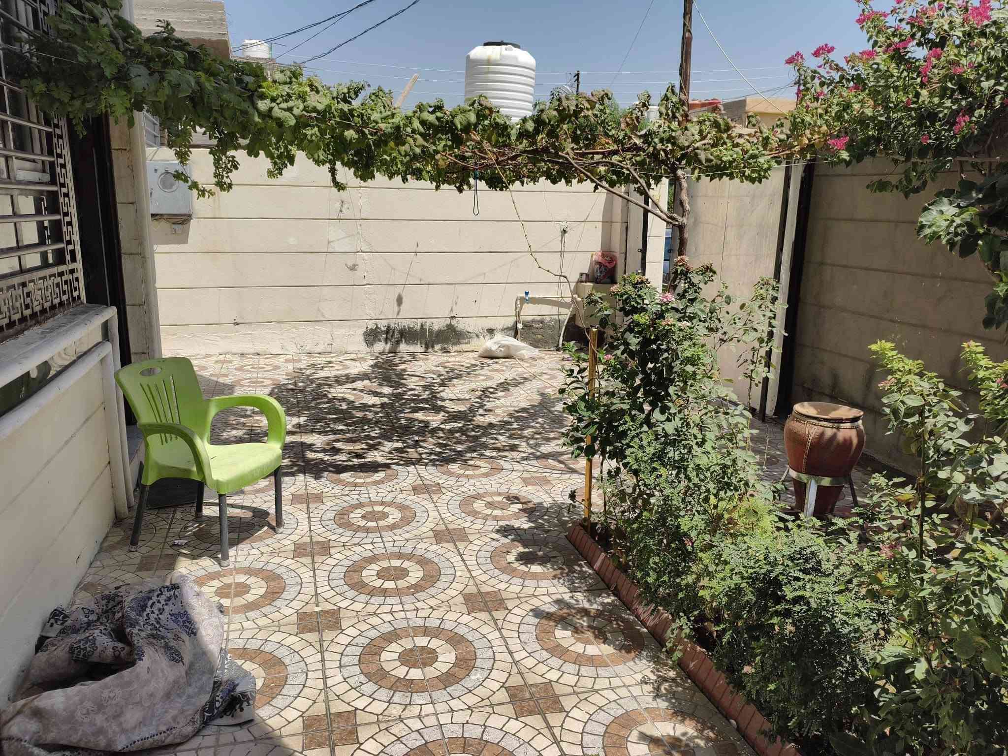 بيت للبيع مساحه 250متر طابو زراعي سند25تحويل باسم المشتري مباشر يتكون من حديقه كراج صحيات خارجيه واستقبال وهول ومطبخ وغرفتين نوم طابق ثاني بيتونه وغرفة نوم يعني ثلاث غرف بيت حديث ومرتب السعر 120بي مجال بسيط عنوان حله ورديه نزلت معمل ابو كيره يبعد عن شارع العام 250متر للاستفسار الاتصال على الرقم التالي ***********

