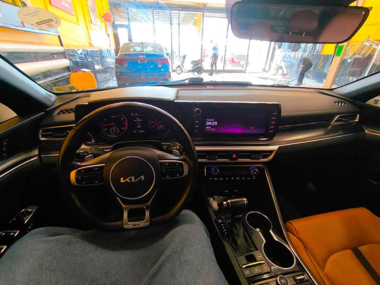 🔥 K5 23GT للبيع 🔥
🚘 المواصفات:
• مكينة تيربو قوية وأداء ممتاز
• قير أوتوماتيك
• فئة GT الرياضية
• شاشه وسطية
• كاميرا خلفية
• حساسات
• تشغيل بصمة
• دخول ذكي
• مقاعد جلد
• تدفئة وتبريد مقاعد
• فتحة سقف
• مثبت سرعة
• تحكم ستيرن
• إضاءة LED
• جنوط رياضية
• أنظمة أمان ومواصفات كثيرة

السيارة نظيفة وكلشي بيها حاضر، جاهزة للاستخدام وما تحتاج شي.
💰 السعر 195مناسب وقابل للتفاوض للجادين فقط.

📍 البصرة
📞 للتواصل والاستفسار:***********
