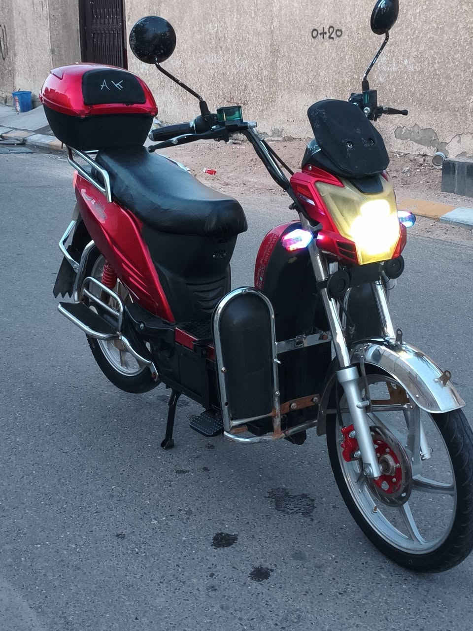 دراجة هارلي نظيفة ومناقصها شي ..
البطاريات🔋فوول وعالفحص ..
الكهربائيات كلها شغالة 🔌 .. مانع سرقة 📢 ..
تشغيل عن بعد 📲 .. شاشة تحديد العطل 🖥️ .. لايت عالي ناصي 🔦 .. اشاير ➡️⬅️ .. بك لايت رماش .. 
الـسعـر .. 425 .. وبــي مـجـال ..
*********** .. واتــســاب .

