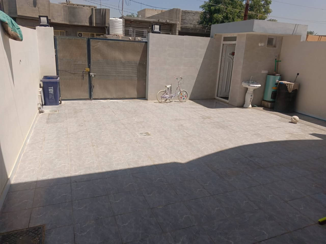 بيت للبيع ام لعصام عل سده فرع لبراء مساحت لبيت 230 طابو زراعي بسمي لشراي هاذا رقمي*********** سعر لبيت 95 ملاحظه لبيت صار شهرين من كعدت بي يعني جديد
