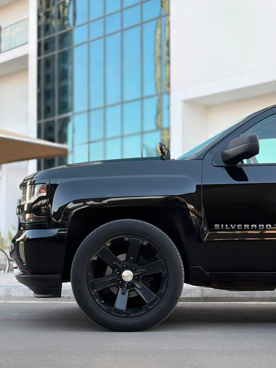 ب سعر البلاش قطعة مميزة للبيع سلفاردو 2018 Z71 تك باب خليجي كفالة عامة رقم شمالي ب اسمي شخصياً 
ممشى 70 الف مكينه  4.3 المرغوب 

شاشة وسطية تدعم ابل كار بلي واندرويد اوتو _كير تعليك 
تشغيل عن بعد _مقاعد  ودشبول لون مميز برتقالي _نظام مراقبة ضغط الاطارات _سستم صوت سماعات دمام _ غطا بدي خلفي _تحكم الكتروني ب الثبات والجر _مساحة تخزين _شاشة عرض معلومات وسطية_السيارة كاملة على اخر حباية وبعد بيها هواي مواصفات وبيها اضافات بل عافيه عل مشتري 

السعر 227 وبيها مجال 

للاستفسار الاتصال على الرقم 
*********** 
مكاني بغداد الكرخ قرب المطار
