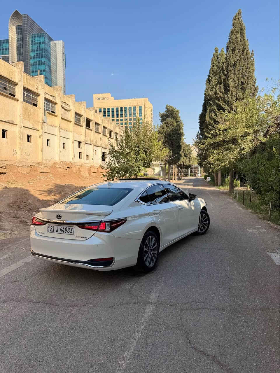 Lexus 2024 ES300H 
Hybrid
سەیارەکە فول مواسەفاتی خلیجیە 
ناوقەیسی و بەسمە 
پێش و دوا حاسە 
شاشە و کامێرە و کار پلەی 
پەردە
زۆر مواسەفاتی تر 
سەیارەکە پێش و دوای کەپسە ئیرباگی نەتەقیوە ڕەسمی حادیسەکەشی هەیە 
٢ پارچەی بۆیاخە چەمەلەخی دواوە و سنوق بێناوگرتن 
گێڕ و مەکینەو تەحویل و غەرامە بە شەرت 
نرخ:٢٦٥
*********** السليمانية, العراق
