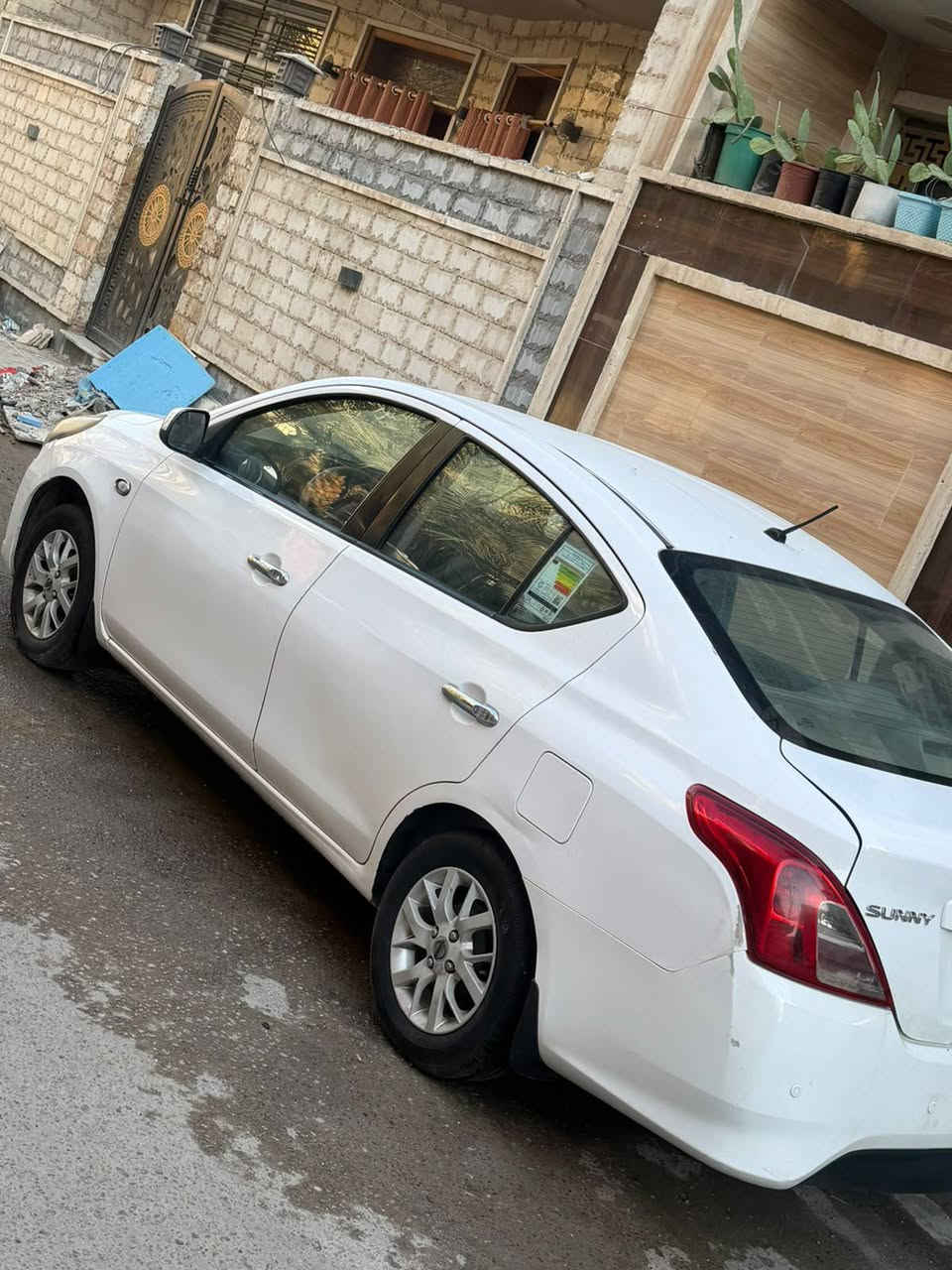السلام عليكم نيسان سني هندي موديل 2019 رقم بغداد سياره جاهزه تخم تاير جديد ويل كب تبريد ثلج  صدر جديد بيها صبغ مكانات بسيطه ماشيه 175 مكاني بغداد الكريعات السعر 98  رقم ***********
