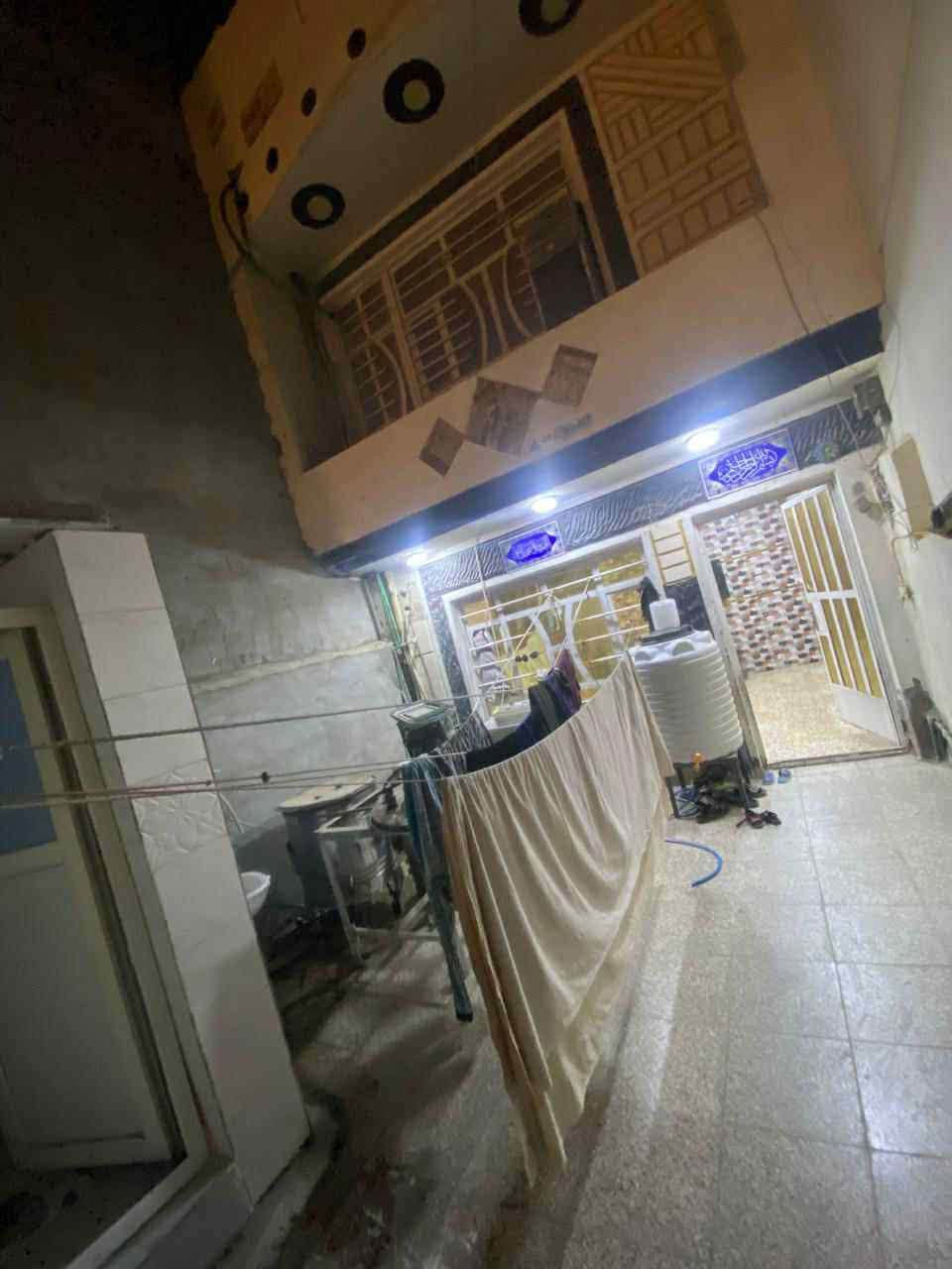 دار للبيع مساحته 90متر طابقين جاهز بي استقبال ومطبخ وترك خارجي وثلاث غرف نوم وحده جوه وثنين فوك وبيتونه وثلاث صحيات واحد فوك وثنين جوه واحد خارجي وواحد داخلي سطحين واحد ليوره واحد ليكدام 
العنوان الثعالبه ال10 الاف
لتواصل ***********
