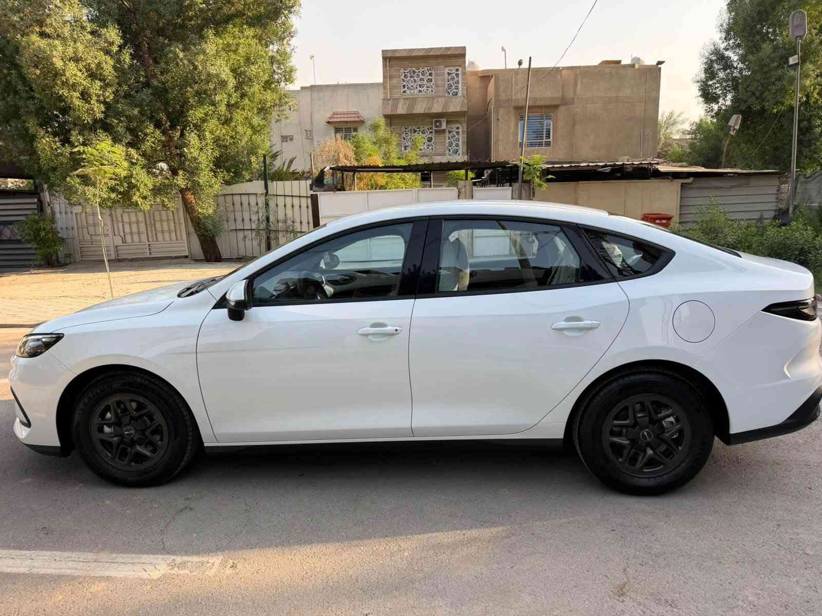 السلام عليكم عندي بي واي دي سيل5 السياره زيرو ماشيه2000 فقط داخل ابيض السياره  موضحه بل صور السياره كلش جديده رقم بغداد ب اسمي عارضها ب22 مليون وبيه مجال بسيط مكان السياره بغداد حي العدل للاستفسار ***********

