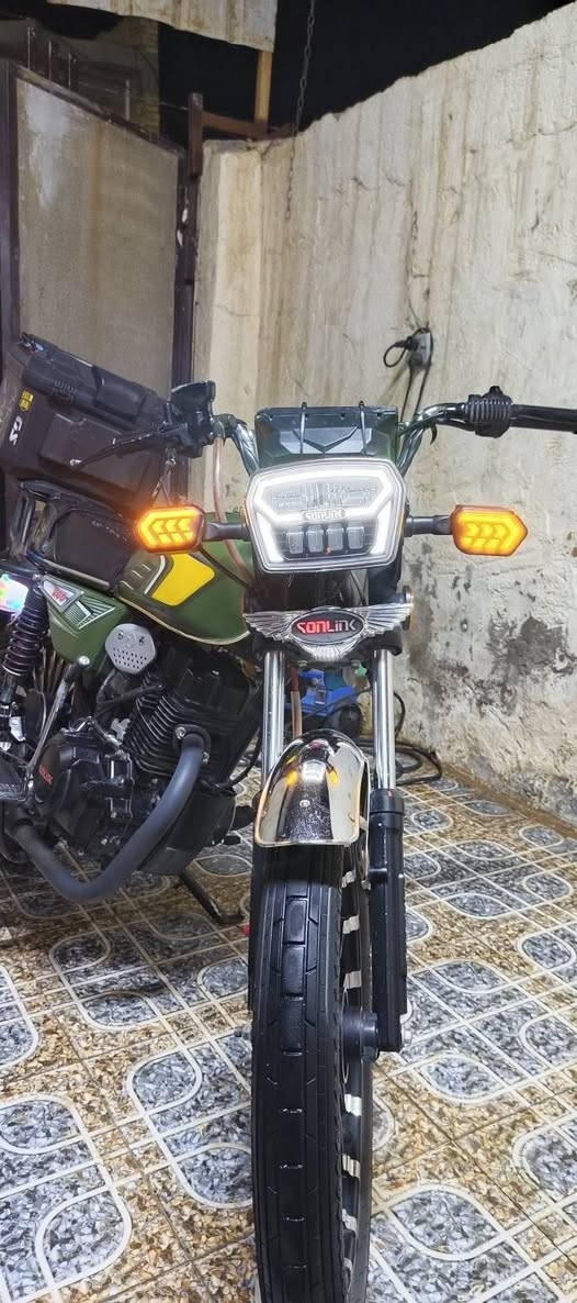 ​🏍️ للبيع: دراجة سولنك سيفان (Sonlink Sivan)
الموديل: 2025
​حجم المحرك (المكينة): 200cc
​المواصفات: نظام CPF (ضاغطة وزنجيل)
​الحالة: الدراجه مسويه حادث (تحتاج تصليح أو استبدال للشاشة والماصدة/الدعامية الأمامية)، باقي الأجزاء مثل الي بالصور 
​💰 السعر: 650 ألف دينار عراقي (قفل قفل - السعر نهائي)
العنوان: واسط قضاء العزيزية
​📞 للتواصل:
​اتصال أو واتساب على الرقم: ***********
