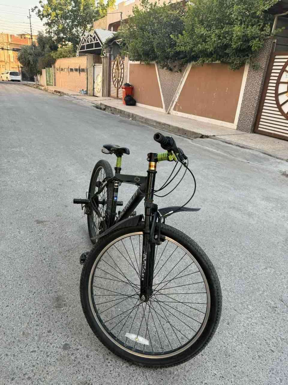 بايسكل  للبيع 

حييل نظيف 

بايسكل شوفرليه امريكي غني عن التعريف افضل شركه 

السعر 100وبي مجال 

للتفسير فقط واتساب***********
