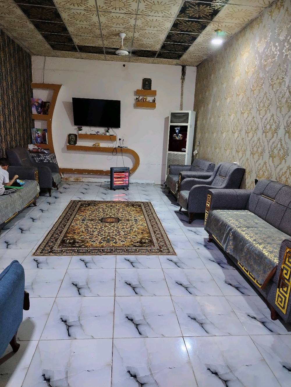 سلام عليكم بيت بل جزيره بل فيروزيه الجسر لأول مقابل مدرسه العنفوان طابقين مساحه 150متر استقبال وطارمه وحمام خارجي ومطبخ وصاله وغرفه وحمام داخلي ومنور فوك غرفتين وصاله وحمام وسطح السعر ٩٢ هو والكاونتر وبي مجال