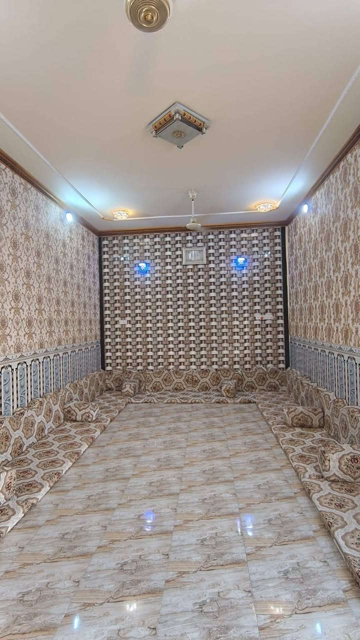 السلام عليكم 
بيت للبيع  زراعي بمنطقة حي الكوفه 
مساحته 200م بناء طابوق سقف كونكريت 
يتكون من غرفتين وصاله ومطبخ وديوانيه 
ومجموعة صحيات داخليه وخارجيه
وغرفتين جاهزات للسقف بالطابق الثاني
***********
