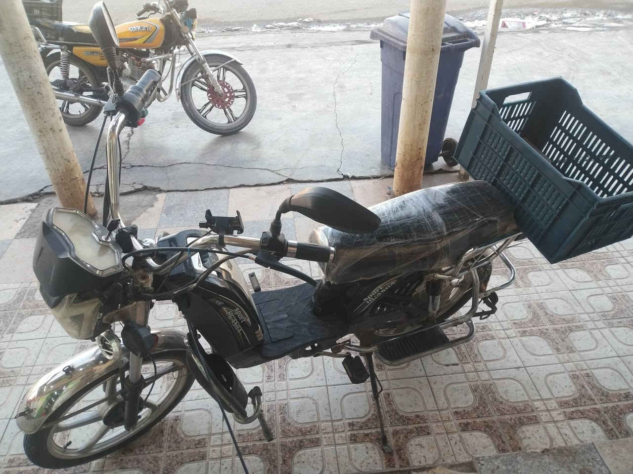 للبيع موطور هاري بي بك واشاير وكلشي مابي وكهربائيات شغاله وبطارياته نظيفات يقرن 10 ونص وموطور كامل السعر 200 الف فقط سبب البيع مستعجل على الفلوس مكاني فلوجه حي العسكري قرب جامع الحسين ***********
