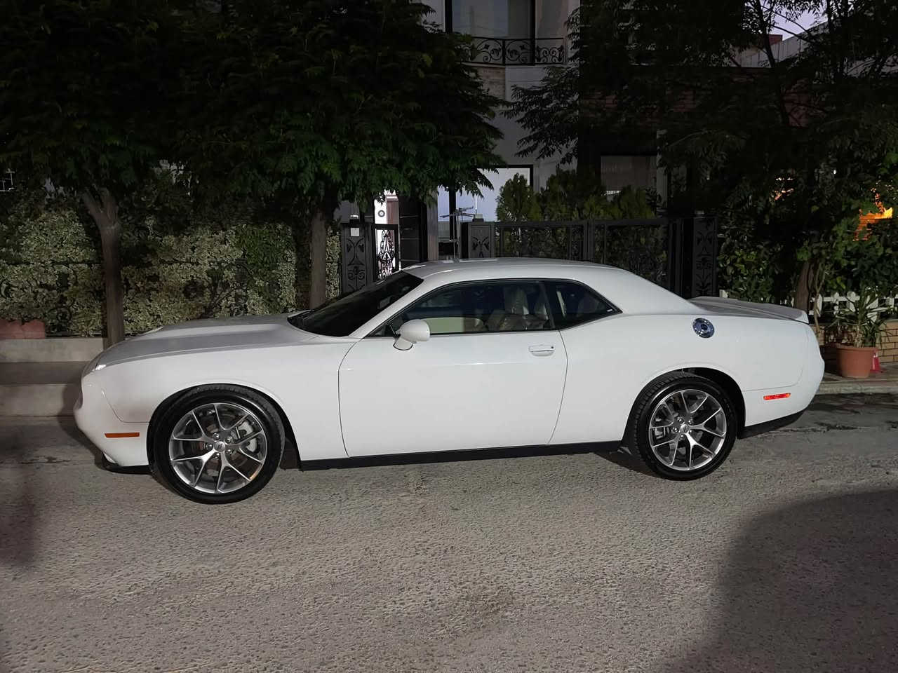 Dodge challenger 2022 GT 
مواصفات 
حاسه خلفيه 
تشغيل عن بعد 
كشنات جلد ابيض مميز 
شفتات ستيرن 
..................................
مكينه(٣٦٠٠)
سيارة ماشيه 27 مايل  
حادث \ بيها بونيد جاملغ سكن و ايرباك طاك راجع و سستم و بشرط بدون دواخل 
تحويل و غرامات بشرط سنويه جديدة بأسمي 
السيارة احلي من صور 
مكان سيارة/ بسليمانية 
سعر:١٨٠ بيها مجال بسيط 
رقم:***********
