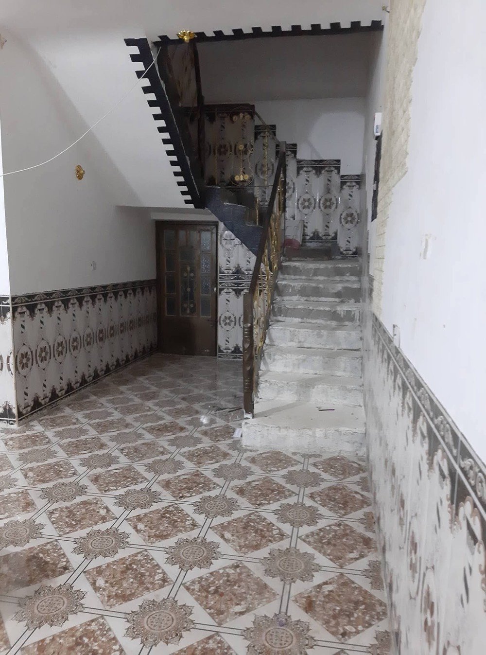 السلام عليكم ورحمه الله وبركاته
مكلف بنشر 
بيت للايجار 
العنوان ٥ كيلو قرب مركز الحرية و مدارس هبة الرحمن قريب على كل الخدمات الصحية و التعليمية و الامنية 
البيت نظيف كما موضح بالصور 
ديوانيه و مطبخ وحمامات داخل خارج و غرفتين و صاله و منور للتنور و تخم للديوان 
الغرف كل وحده سبلت بس واحد بيهن بي خلل  سعر الإيجار ٥٠٠ 

***********
