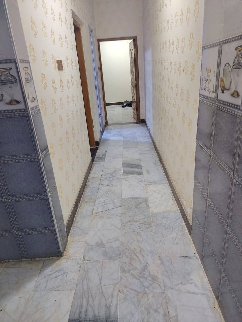 شقة للايجار في مناوي لجم خلف مطعم ورق عنب قرب مول الخورة الجديد
طابق أول بناء نظيف تحتوي غرف ٢ + صالة + مطبخ + صحيات 
سعر الاجار ٥٠٠ ألف دينار
تصلح لسكن الطلاب والعمال والموظفين
للتواصل / ***********
