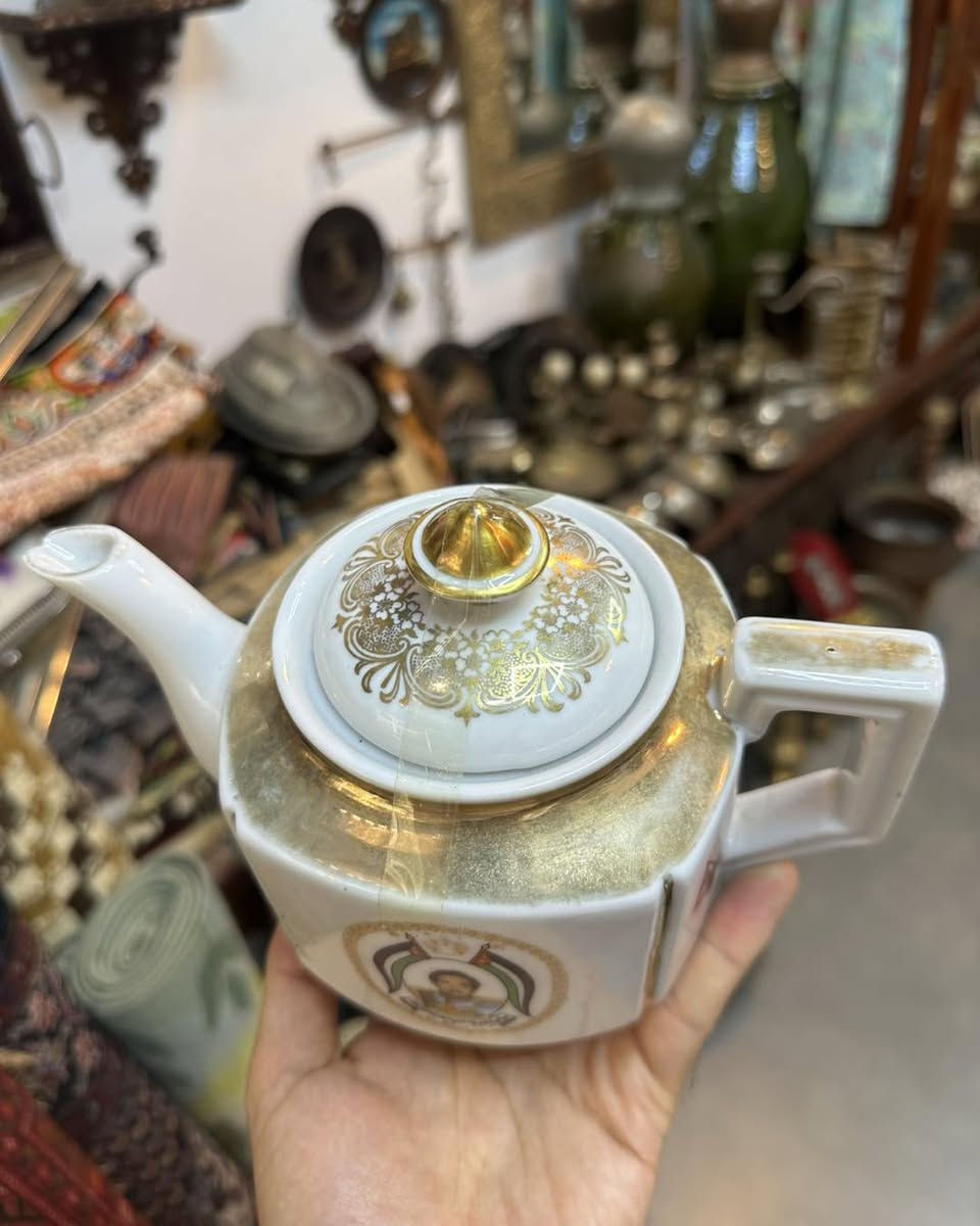 قوري الملك فيصل الثاني ضرره كلش بسيط بل بلبوله  موضحه بالصوره
⁨ #الباشا_للسجاد_والانتيك #مزاد 
 #انتيكات_الباشا #الباشا #تحف #سوق_الأربعاء
